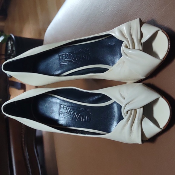 Salvatore Ferragamo leather size 10 classic heels. Beautiful knot front,amazing! - Picture 1 of 8